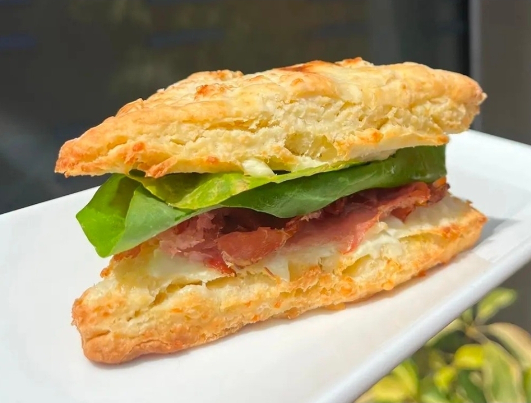 Scon de queso relleno